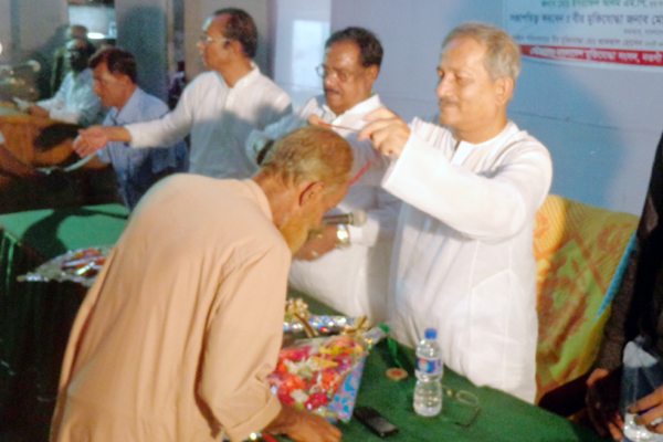 নওগাঁয় মুক্তিযোদ্ধাদের সম্মাননা প্রদান
