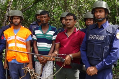 সুন্দরবনে অস্ত্রসহ দুই বনদস্যু আটক