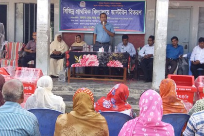 কালিহাতীতে সরকারি বিদ্যালয়ে ডাস্টবিন বিতরণ
