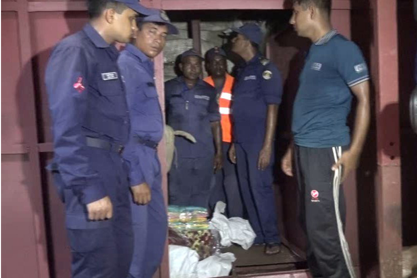 বরিশালে ভারতীয় কাপড় ও চন্দন কাঠের চোরাচালান আটক