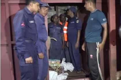 বরিশালে ভারতীয় কাপড় ও চন্দন কাঠের চোরাচালান আটক