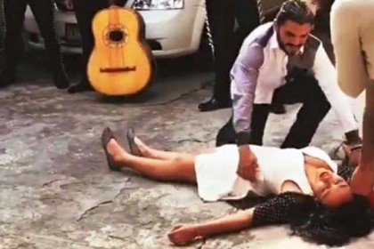 বিয়ের আনন্দে জ্ঞান হারালেন মডেল!

