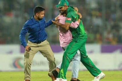 খেলা চলাকালে মাশরাফিকে জড়িয়ে ধরল দর্শক