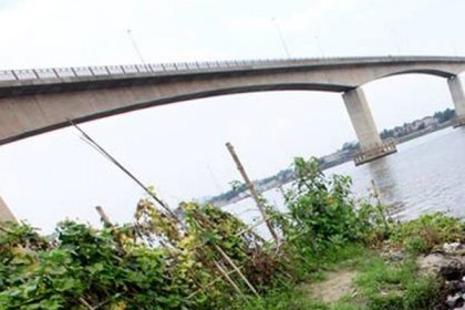 মুন্সীগঞ্জে রেলিং ভেঙে প্রাইভেটকার নদীতে, নিখোঁজ ১