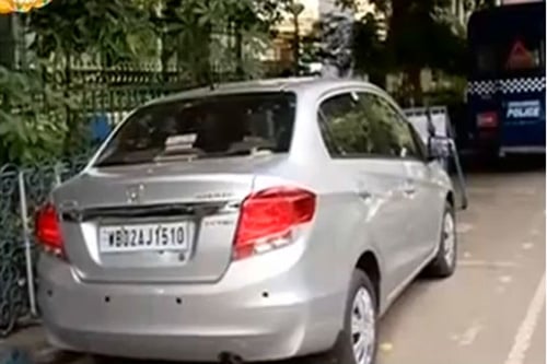 মদ্যপ দম্পতির গাড়িতে তল্লাশি, আক্রান্ত পুলিশ