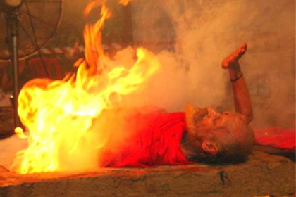 বিশ্বশান্তির লক্ষ্যে ৬৩ বছরের সন্ন্যাসীর একি অগ্নিযজ্ঞ! 
