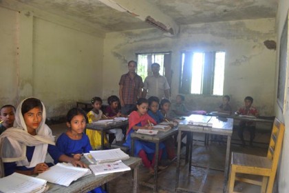 জরাজীর্ণ কক্ষে জীবনের ঝুঁকি নিয়ে লেখাপড়া