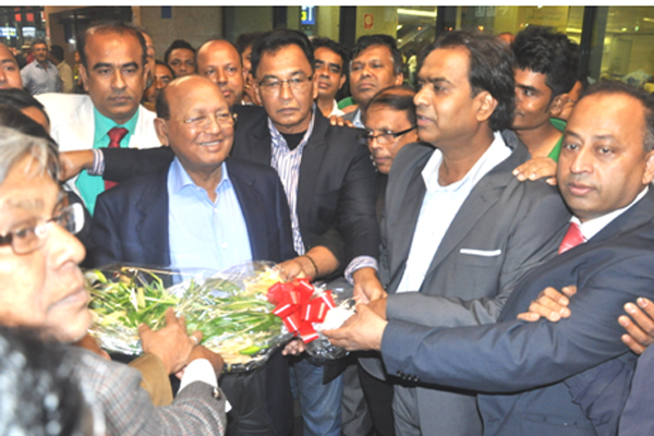 ইতালিতে তোফায়েল আহমেদ, বিমানবন্দরে উষ্ণ অভ্যর্থনা