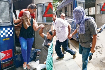 পার্ক স্ট্রিটে মাতাল দম্পতির কাণ্ড...