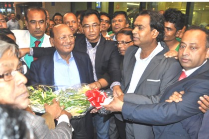ইতালিতে তোফায়েল আহমেদ, বিমানবন্দরে উষ্ণ অভ্যর্থনা