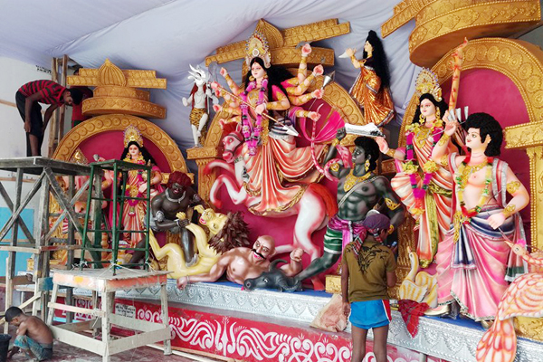 দূর্গা পূজাকে কেন্দ্র করে উৎসবের আমেজ বরিশালে

