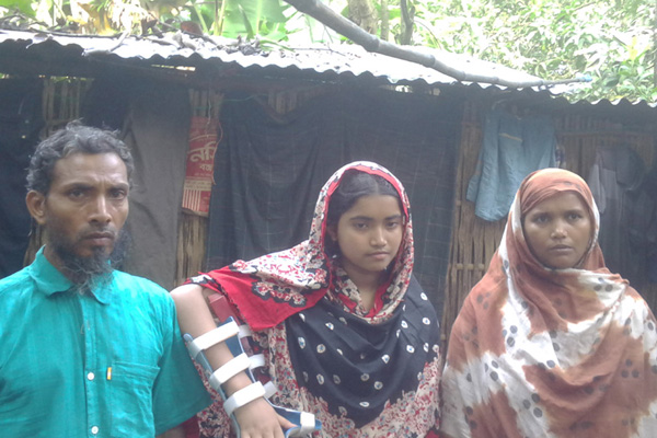 বখাটের হাঁসুয়ার কোপে লণ্ডভণ্ড মরিয়মের স্বপ্ন