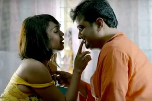 ‘ধোয়া তুলসী পাতা’ গানে ঋ'র উষ্ণতা (ভিডিও)