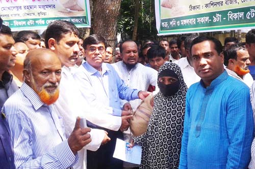 ১০ টাকা কেজি দরে চাল বিতরণের উদ্বোধন