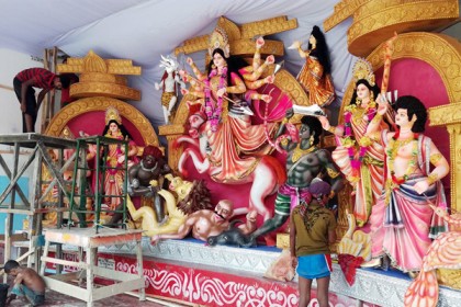 দূর্গা পূজাকে কেন্দ্র করে উৎসবের আমেজ বরিশালে

