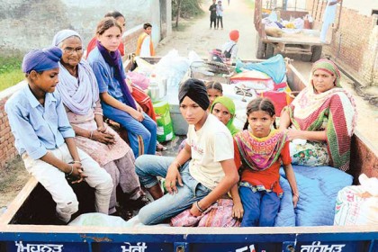 বাড়ি ছাড়তে নারাজ সীমান্তবর্তী মানুষ