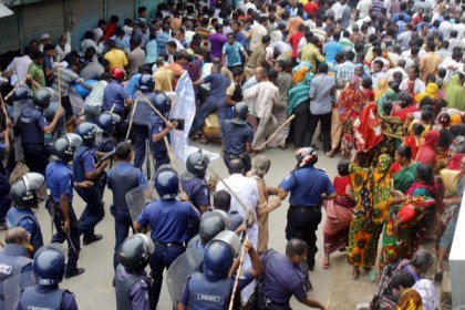 পানি নিষ্কাশনের দাবিতে অবরোধ, পুলিশের বাধা