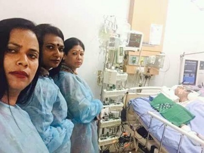 আইসিইউতে খাদিজার পাশে দাঁড়িয়ে আওয়ামী লীগ নেত্রীদের সেলফি