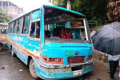 হাফ ভাড়াকে কেন্দ্র করে জবি শিক্ষার্থীদের বাস ভাংচুর