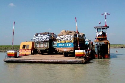 ড্রেজারের পাইপে ধাক্কা, মাঝ পদ্মায় তলা ফাটলো ফেরির
