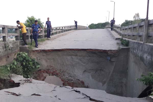 শরীয়তপুরে কীর্তিনাশায় সেতু ধস, যানবাহন চলাচল বন্ধ
