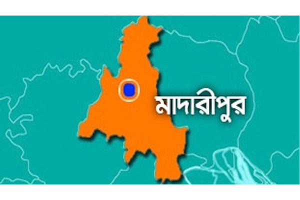 মাদারীপুরে পুকুর রক্ষার দাবিতে মানববন্ধন