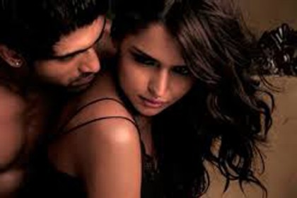 টাকার জন্য বন্ধুকে ভোগ করতে দিলেন স্ত্রীকে!


