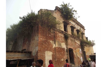 
ঐতিহ্য হারাতে বসেছে কানসাটের জমিদার বাড়ি

