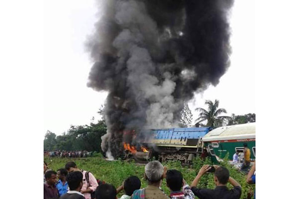 পারাবত ট্রেনের ইঞ্জিনে আগুন লাগার ঘটনায় আহত ২০

