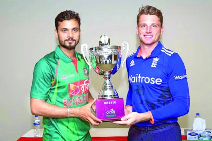 টসে জিতে ইংলিশদের ব্যাটিংয়ের সিদ্ধান্ত