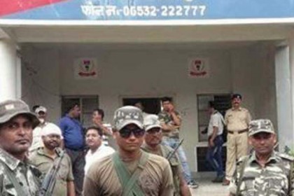 চুরি করতে গিয়ে ধরা পড়ল দুই পুলিশ!