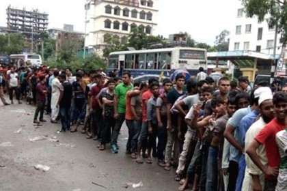 বৃষ্টিভেজা ভোরেই মিরপুরে ক্রিকেট পাগলদের লাইন