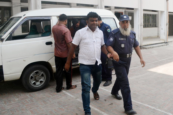 থানায় 'জামাই আদর' মাদক ব্যবসায়ীকে