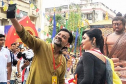 কলকাতায় পূজার সেলফিতে সৃজিত-জয়া