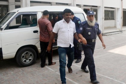থানায় 'জামাই আদর' মাদক ব্যবসায়ীকে