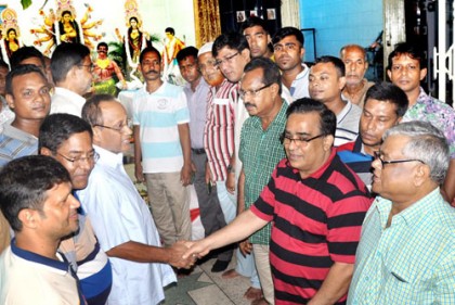 বগুড়ায় ভিপি সাইফুলের পূজামণ্ডপ পরিদর্শন