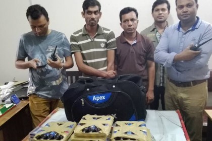 দিনাজপুরে ফেন্সিডিলসহ আটক ২ 
