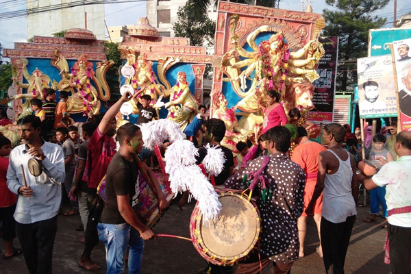 উৎসবের আমেজে প্রতিমা বিসর্জন