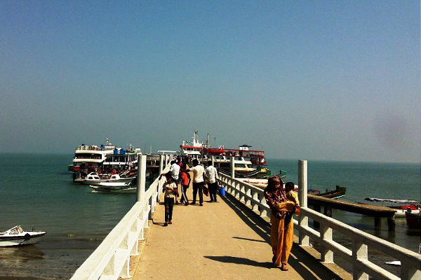 সেন্টমার্টিনে ২ শতাধিক পর্যটক আটকা, জাহাজ চলাচল বন্ধ