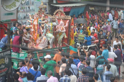 দিনাজপুরে প্রতিমা বিসর্জনে শেষ হলো দুর্গা পূজা