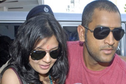 ধোনির স্ত্রীর বিরুদ্ধে কোটি টাকা প্রতারণার অভিযোগ