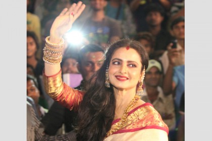 বয়স বাড়লেও এখনও 'এভারগ্রিন বিউটি' রেখা