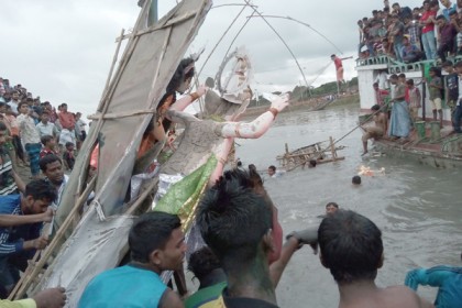 টঙ্গীতে উৎসব মুখোর পরিবেশে প্রতিমা বিসর্জন