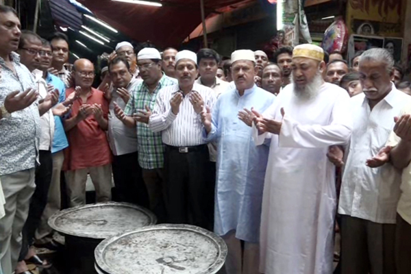 বরিশালে আশুরা উপলক্ষে দরিদ্রদের মাঝে খিচুড়ি বিতরণ

