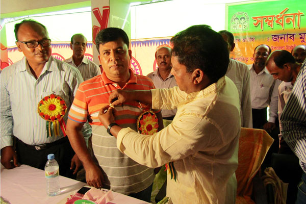 বিদ্যালয় থেকে চাঁদা তুলে স্বর্ণের নৌকা উপহার!