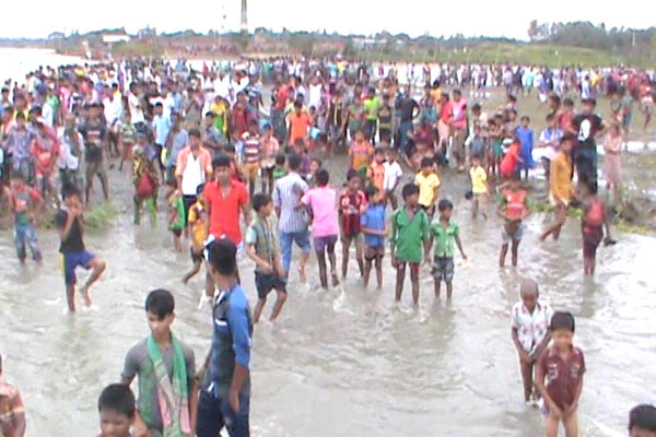 নরসিংদীতে ট্রলারডুবি; নিখোঁজদের পরিবারে শোকের মাতম