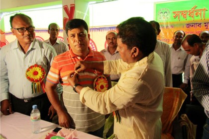 বিদ্যালয় থেকে চাঁদা তুলে স্বর্ণের নৌকা উপহার!