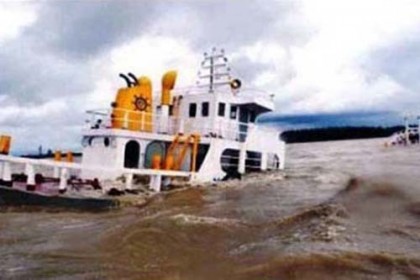 খুলনায় সিমেন্টের কাঁচামালসহ জাহাজ ডুবি