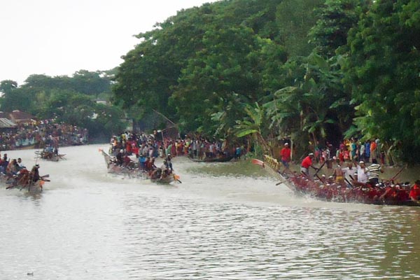 বরিশালে পালরদী নদীতে বর্ণাঢ্য নৌকাবাইচ 

