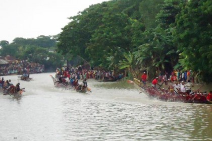 বরিশালে পালরদী নদীতে বর্ণাঢ্য নৌকাবাইচ 
